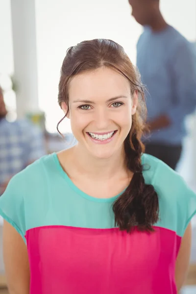 Portrait of happy woman while standing — Stock Photo, Image