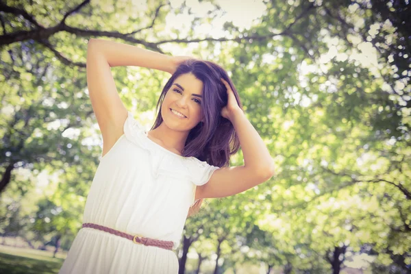 Fröhliche Frau mit der Hand im Haar — Stockfoto