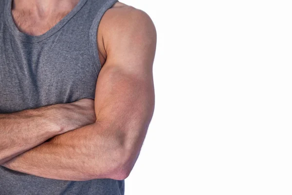 Muskulös man med armarna korsade — Stockfoto