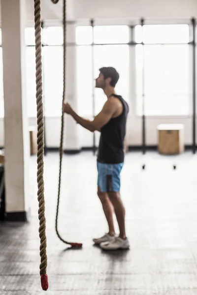 Jeune bodybuilder tenant les cordes — Photo