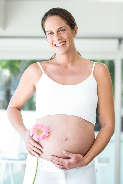 Retrato de mulher com flor em casa — Fotografia de Stock