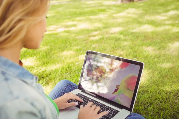 Žena přes notebook v parku — Stock fotografie