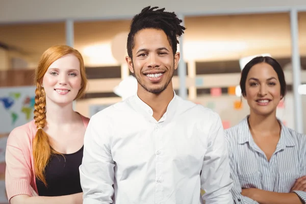 Portret van vertrouwen lachende zakenman met vrouwelijke collega 's — Stockfoto