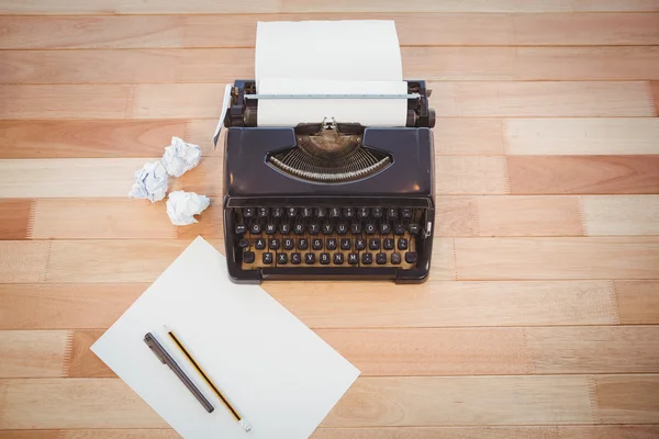 Kirjoituskone ja paperi — kuvapankkivalokuva