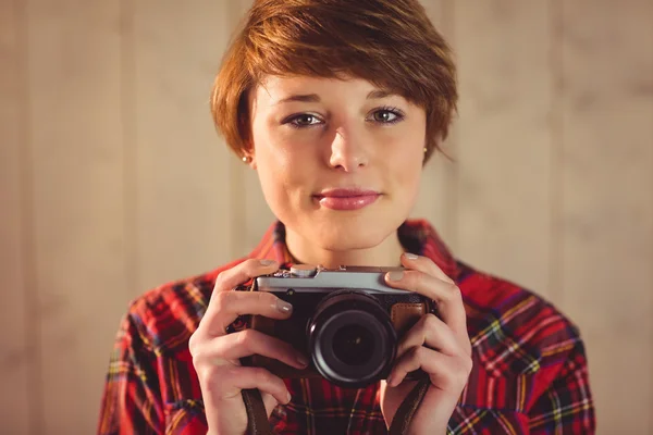 魅力的な若い女性のカメラで撮影 — ストック写真