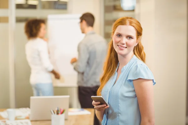 Femme d'affaires confiante textos au téléphone — Photo