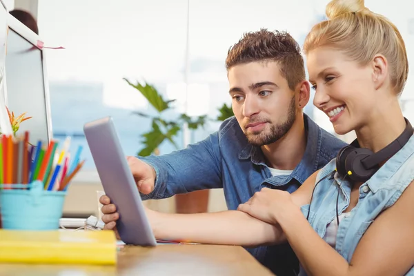 Lächelnde Geschäftsleute mit digitalem Tablet — Stockfoto