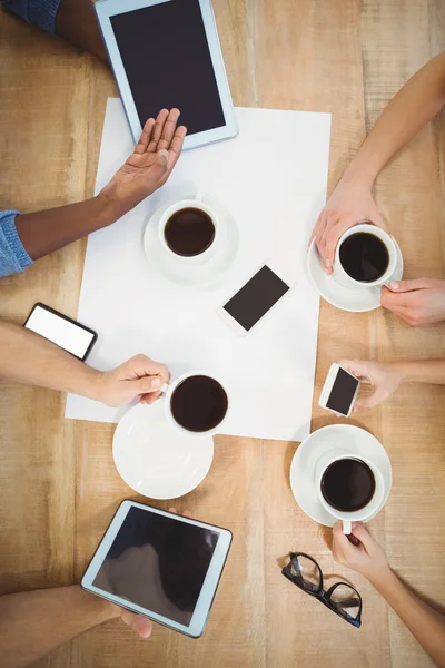 Menschen, die Technologie mit Menschen nutzen — Stockfoto