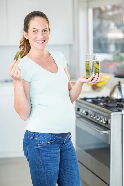 Portrait de femme heureuse avec pot à cornichons — Photo