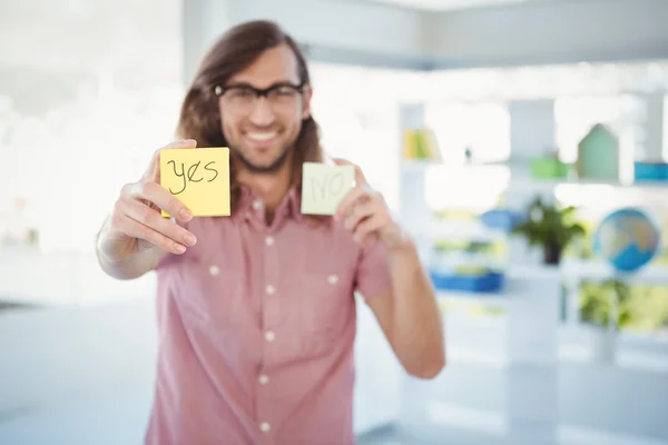 Hipster holding självhäftande lapp med ja tecken — Stockfoto