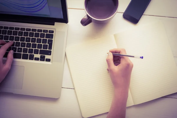 Mujer de negocios usando su portátil en el escritorio — Foto de Stock