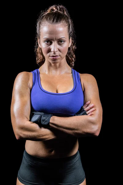 Retrato de mujer en forma con los brazos cruzados — Foto de Stock