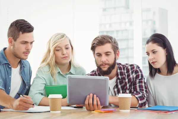 Gente de negocios creativa usando tableta digital — Foto de Stock