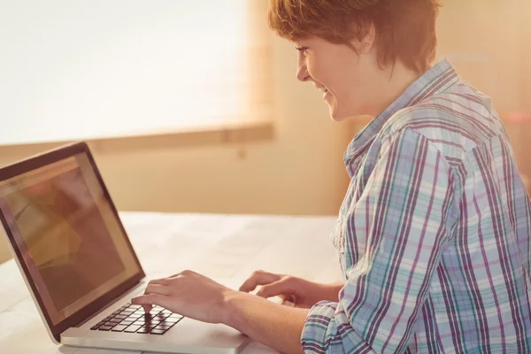 Випадкова бізнес-леді використовує свій ноутбук — стокове фото