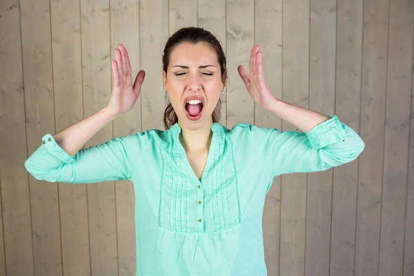 Schreeuwende vrouw gebaren met ogen gesloten — Stockfoto