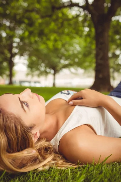 Kobieta leżąca na trawie — Zdjęcie stockowe