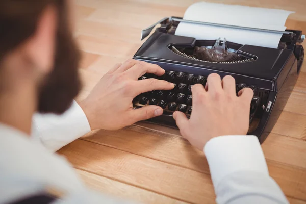 Hombre usando máquina de escribir en el escritorio en la oficina —  Fotos de Stock