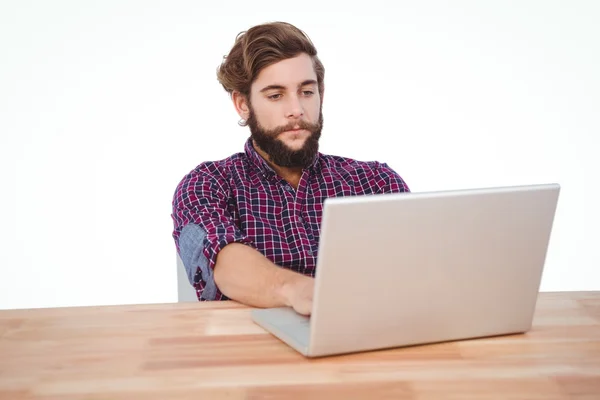 Hipster trabalhando em laptop na mesa — Fotografia de Stock