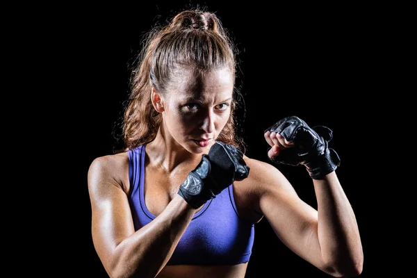 Boxeador confiado femenino con postura de lucha — Foto de Stock