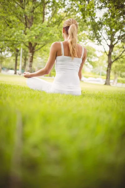 Kadın parkta meditasyon — Stok fotoğraf