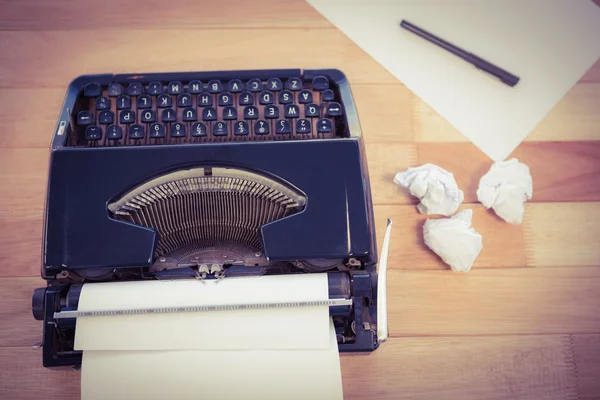Schrijfmachine en papier — Stockfoto