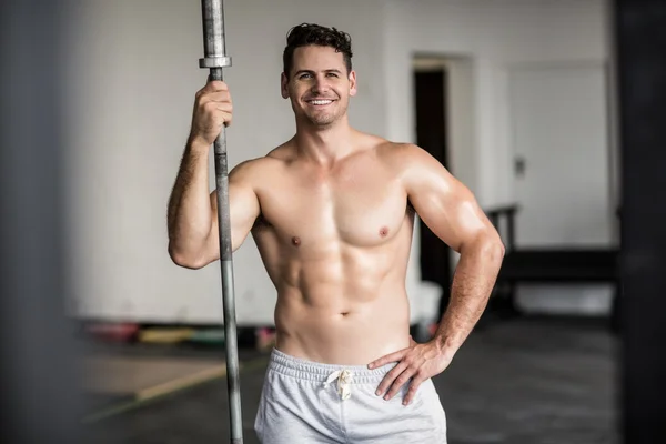 Gespierde lachende man bedrijf barbell — Stockfoto