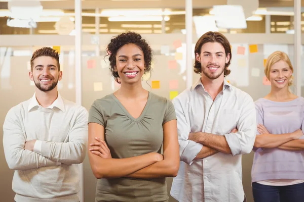 Equipe de negócios com braços cruzados no escritório — Fotografia de Stock