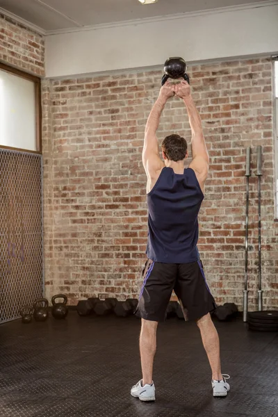 Zadní pohled člověka drží kettlebell — Stock fotografie