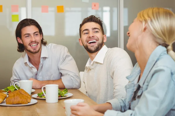 Mensen uit het bedrijfsleven lachen tijdens brunch — Stockfoto