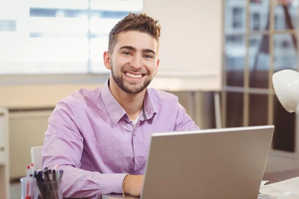 Retrato del hombre de negocios que trabaja en el ordenador portátil — Foto de Stock