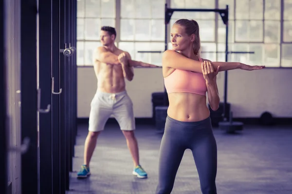 Twee passen mensen doen fitness — Stockfoto