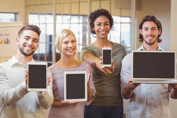 Colleghi d'affari che mostrano tecnologie — Foto Stock