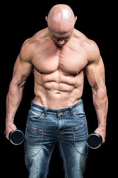 Musculoso hombre sosteniendo mancuernas — Foto de Stock