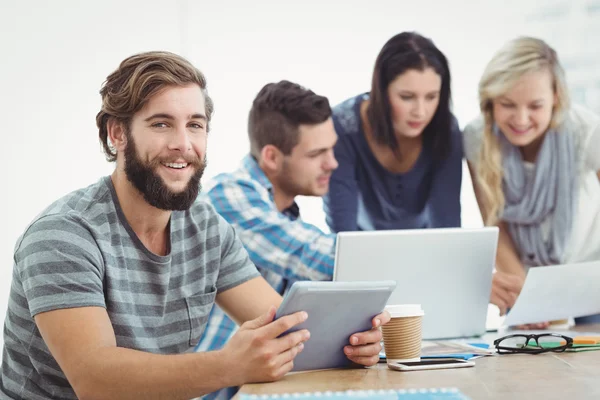 Glimlachende man die digitale Tablet PC — Stockfoto