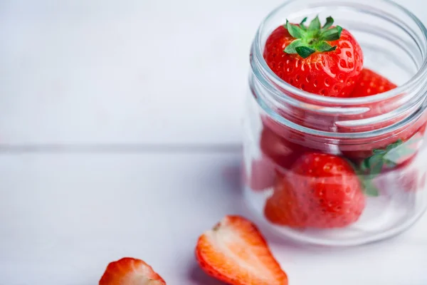 Glazen pot van verse aardbeien — Stockfoto