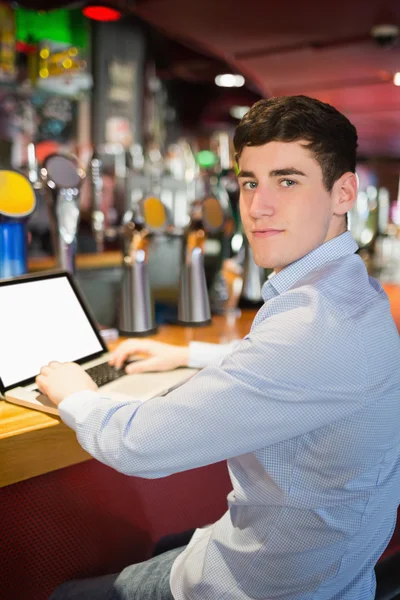 Retrato del hombre confiado usando el ordenador portátil —  Fotos de Stock