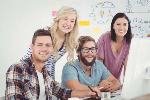 Portret van vrolijke zakelijke professionals werken bij computer — Stockfoto