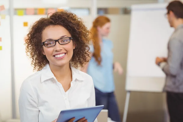 Ritratto di donna d'affari che utilizza tablet digitale in ufficio — Foto Stock