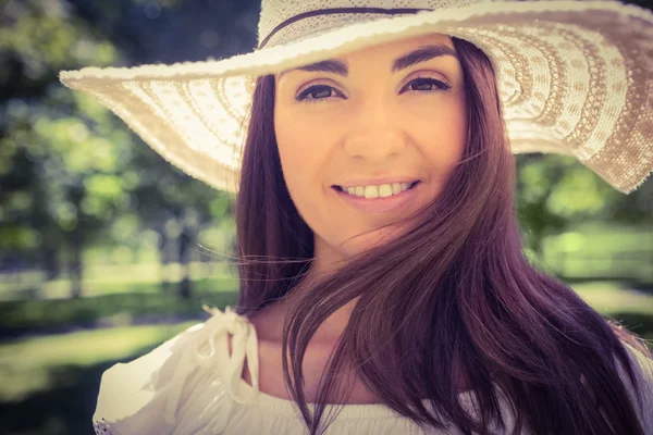 Portrait de femme souriante en chapeau de soleil — Photo