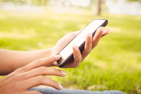 Abgeschnittene Hand mit Smartphone — Stockfoto