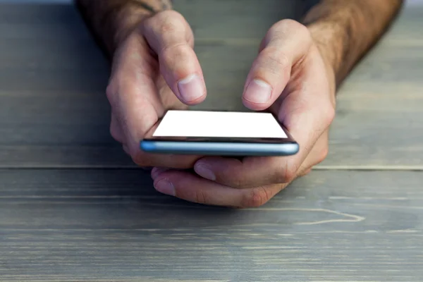 Imagen recortada de la persona que sostiene el teléfono móvil — Foto de Stock