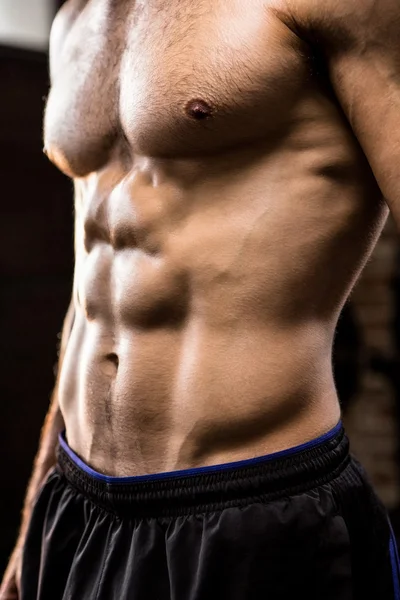 Midsection de homem mostrando abdominais — Fotografia de Stock