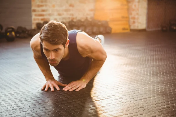 Hombre haciendo flexiones de diamantes —  Fotos de Stock