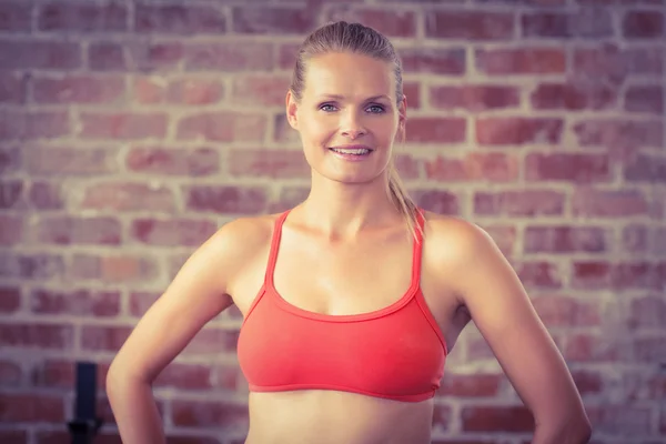 Retrato de mujer en forma sonriente mirando a la cámara — Foto de Stock