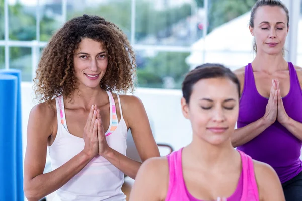 Birleştirilen elleriyle meditasyon kadınların yüksek açılı görünüş — Stok fotoğraf