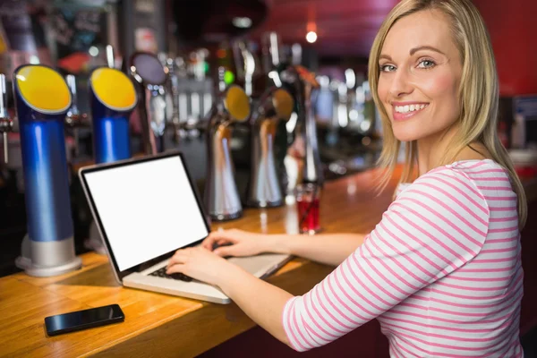 Retrato de mulher feliz usando laptop — Fotografia de Stock