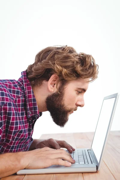 Концентрированный человек, работающий на ноутбуке — стоковое фото