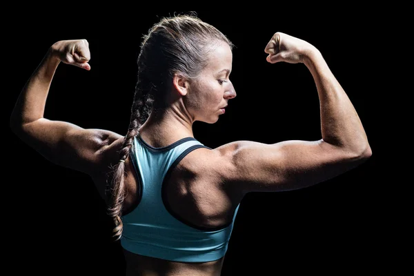 Atleta mujer flexionar los músculos — Foto de Stock