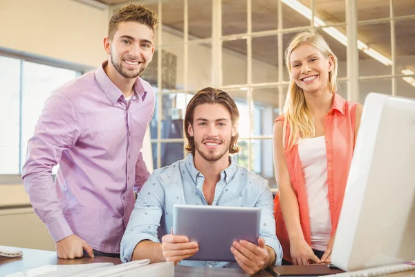 Mensen uit het bedrijfsleven met behulp van op digitale Tablet PC — Stockfoto