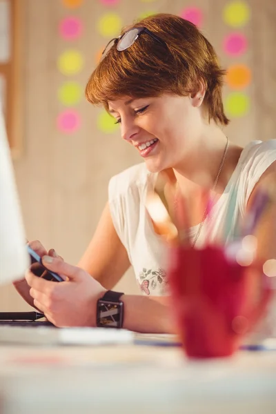 Mujer de negocios casual usando su teléfono inteligente — Foto de Stock